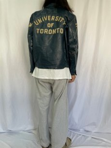 画像4: 50's "UNIVERSITY OF TRONTO" フェルトワッペン 襟付き レザースタジャン (4)