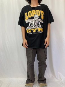 画像3: LORD'S GYM "HIS PAIN YOUR GAIN" ジーザスプリントパロディTシャツ BLACK (3)