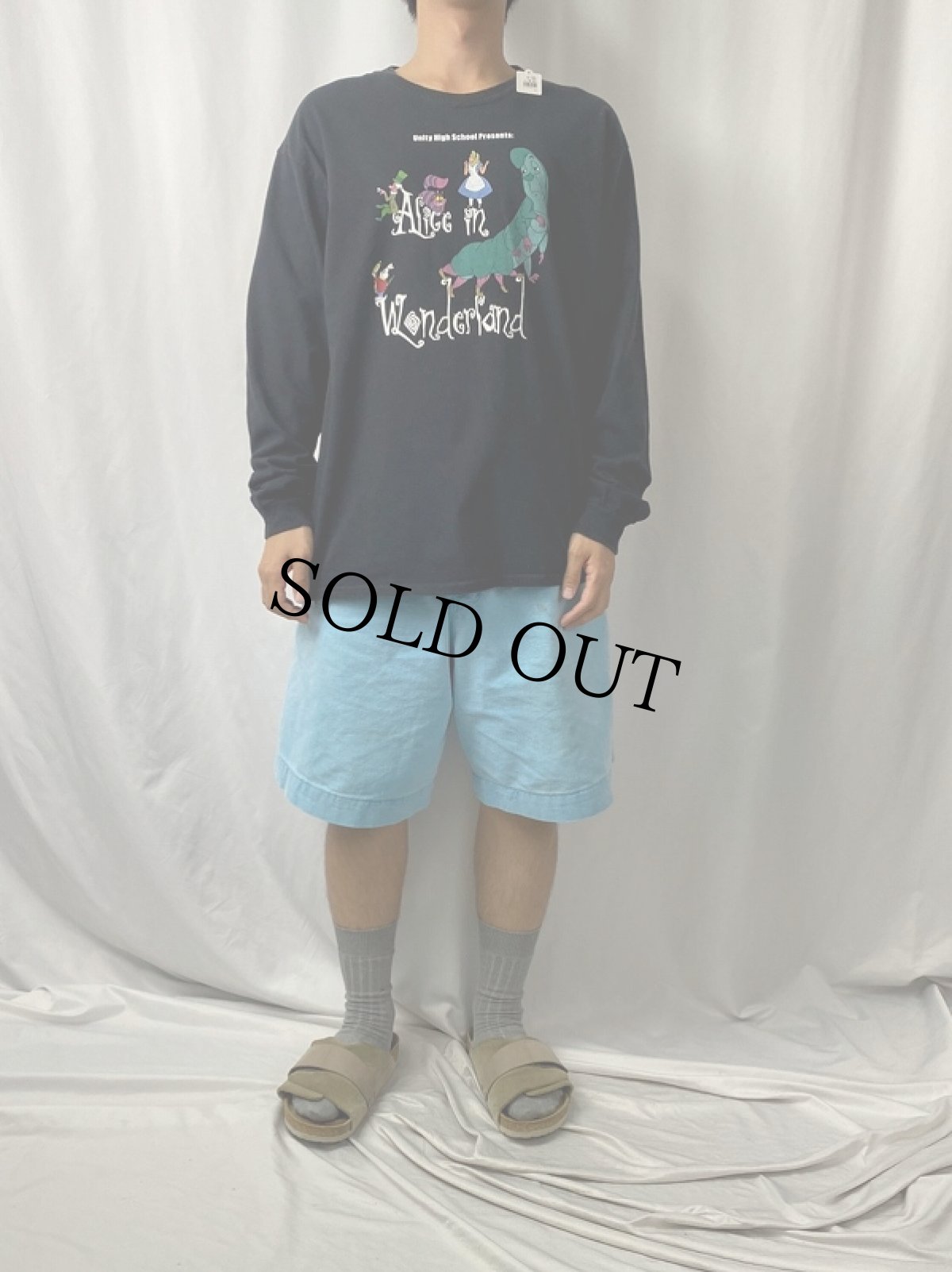 画像2: Alice in Wonderland "Unity High School Presents" キャラクターイラストプリントTシャツ BLACK (2)