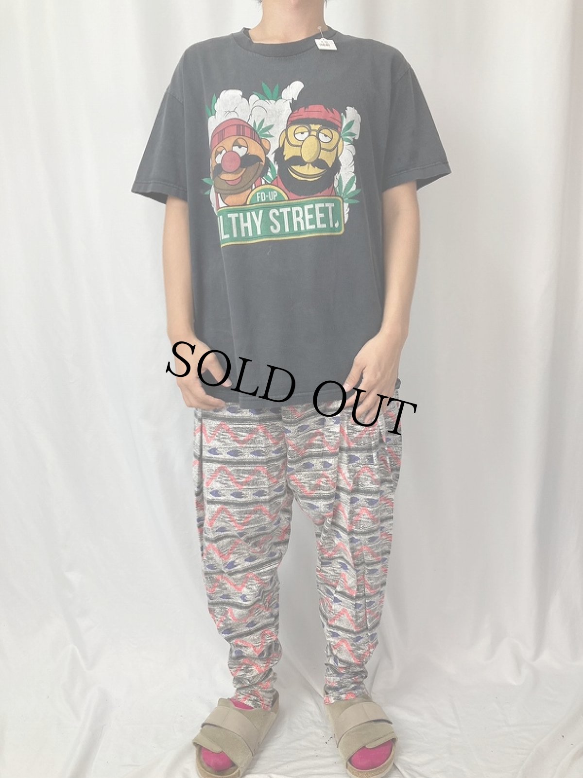 画像2: "FD-UP FILTHY STREET" ガンジャプリント キャラクターパロディTシャツ BLACK (2)