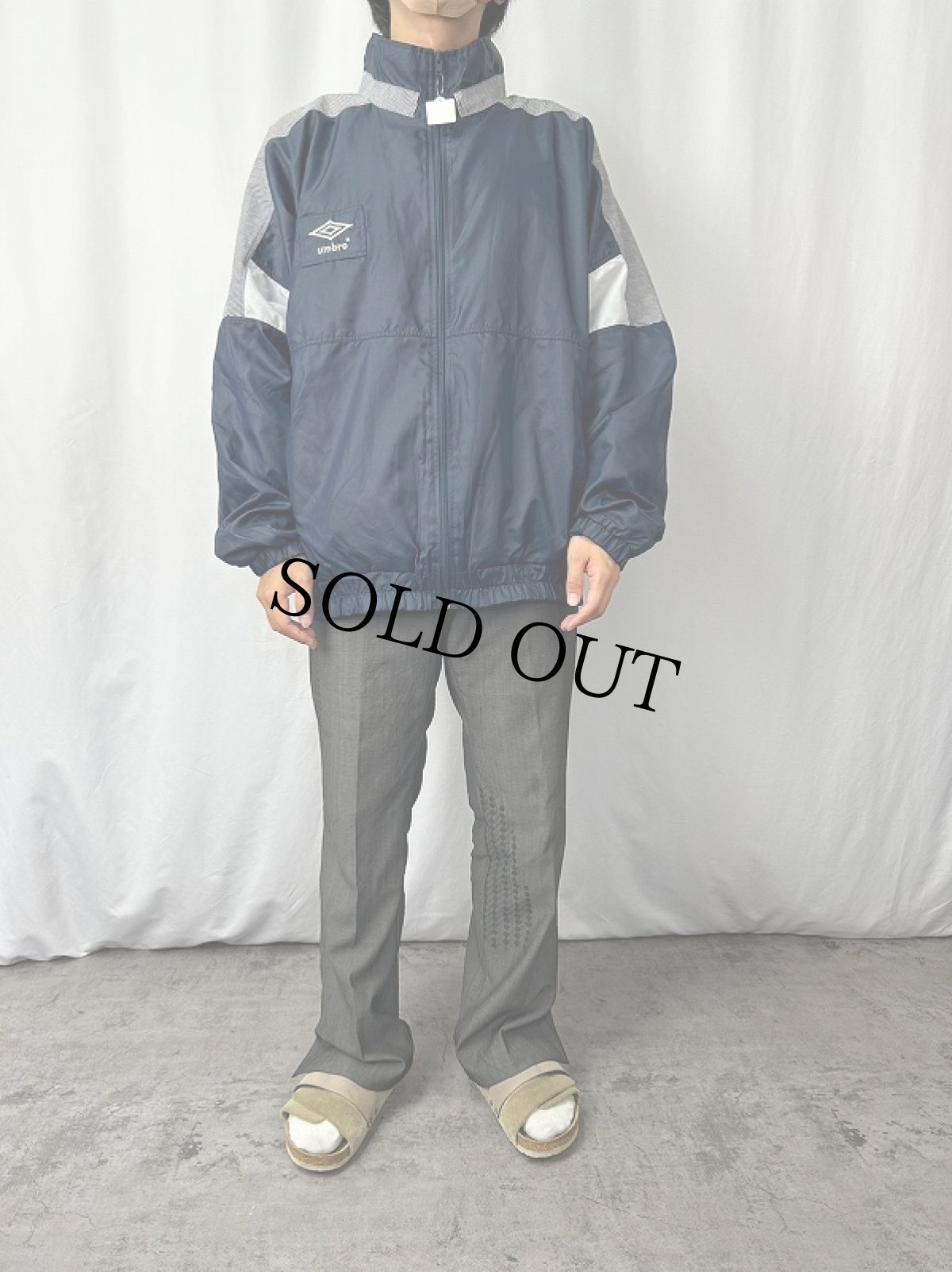 画像2: 80〜90's UMBRO ロゴ刺繍ナイロンジャケット NAVY XL (2)