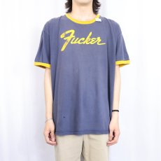 画像2: "Fucker" Fワード 企業ロゴパロディープリントリンガーTシャツ XL (2)
