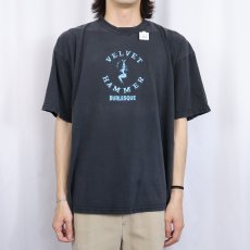 画像2: "VELVET HAMMER BURLESQUE" ネオ バーレスク パフォーマンスグループ プリントTシャツ BLACK  (2)