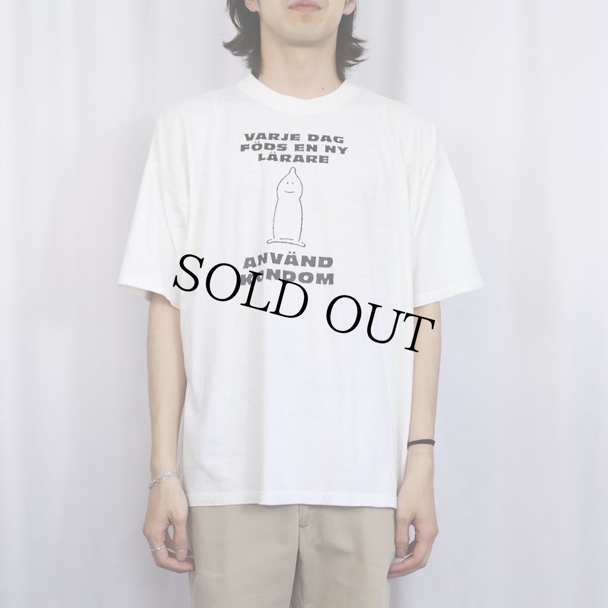 画像3: 90's "VARJE DAG FODS EN NY LARARE ANVAND KONDOM" エロプリントTシャツ XL (3)