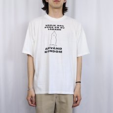 画像3: 90's "VARJE DAG FODS EN NY LARARE ANVAND KONDOM" エロプリントTシャツ XL (3)