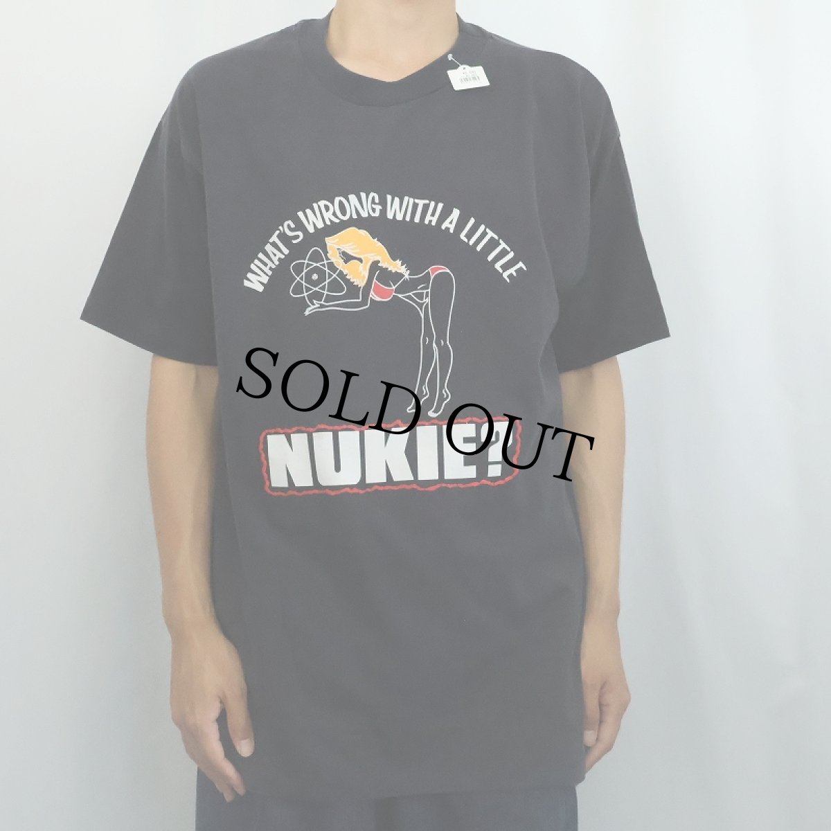 画像2: 80's USA製 "WHAT'S WRONG WITH A LITTLE NUKIE?" ジョークプリントTシャツ BLACK XL (2)