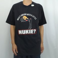画像2: 80's USA製 "WHAT'S WRONG WITH A LITTLE NUKIE?" ジョークプリントTシャツ BLACK XL (2)