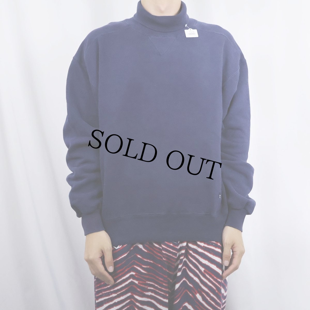 画像2: 90's RUSSELL ATHLETIC USA製 前V タートルネック 無地スウェット NAVY M (2)