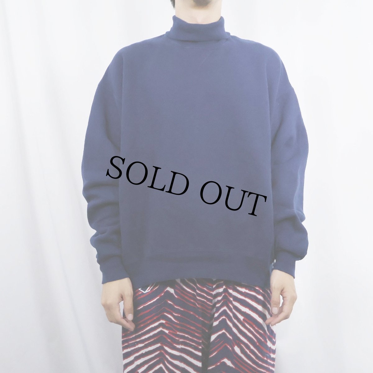 画像2: 90's RUSSELL ATHLETIC USA製 前V タートルネック 無地スウェット NAVY L (2)