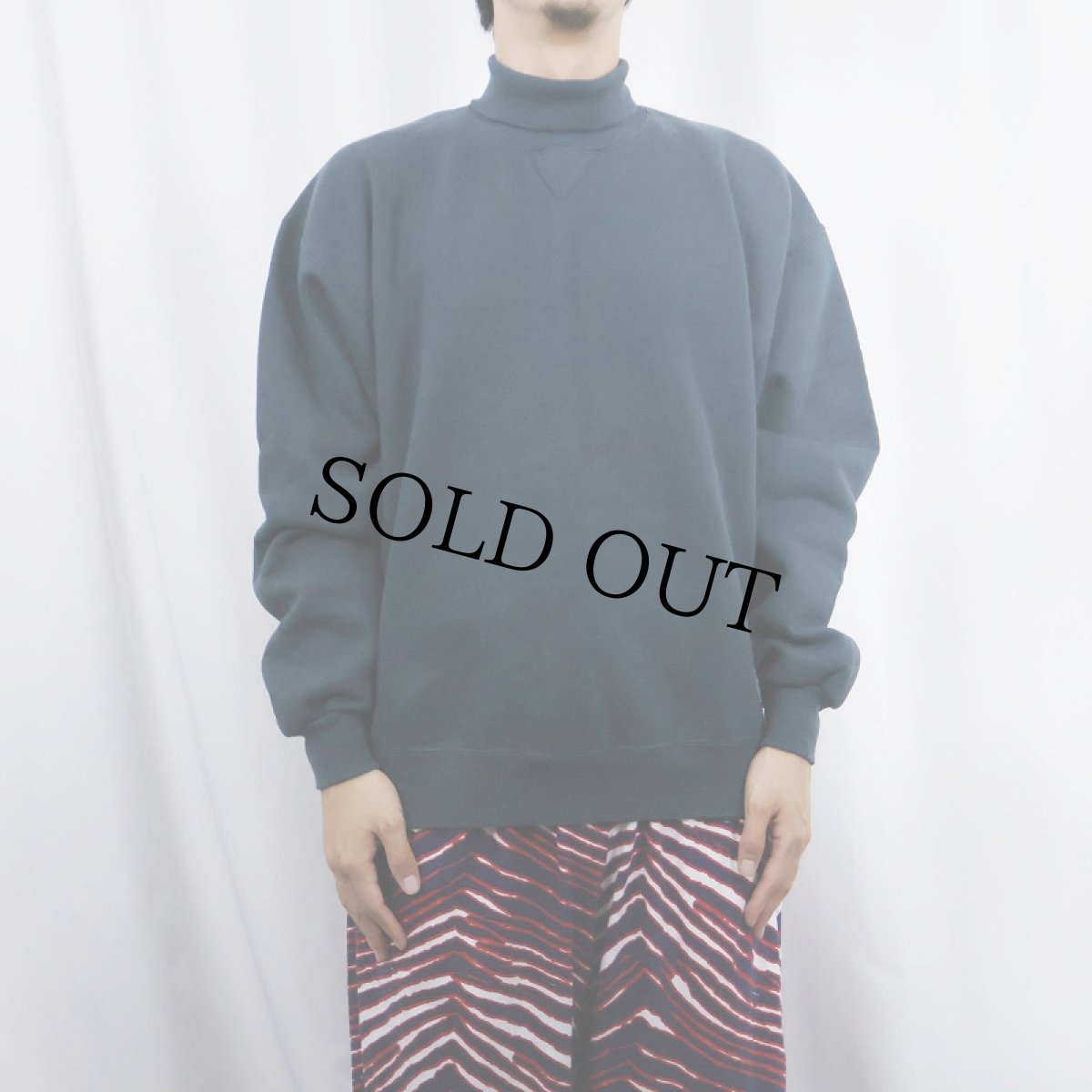 画像2: 90's RUSSELL ATHLETIC USA製 前V タートルネック 無地スウェット GREEN L (2)