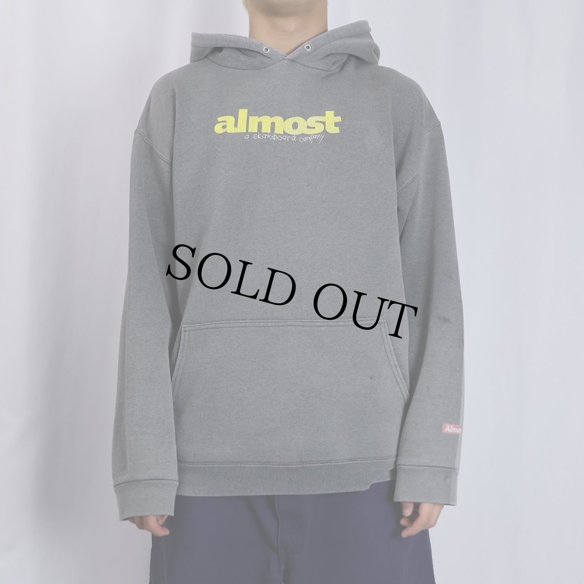 画像2: Almost Skateboards USA製 ロゴプリント スウェットフーディ M (2)