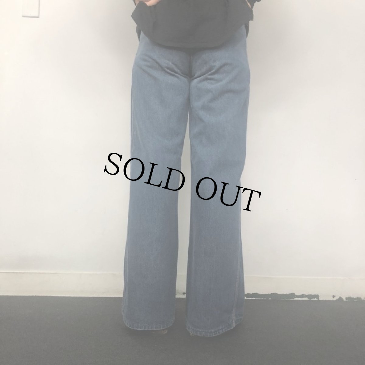 画像4: "ピースマーク×フラワー" バックルバック デニムフレアパンツ W28 (4)