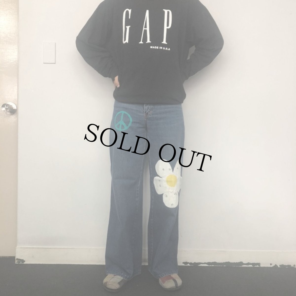 画像5: "ピースマーク×フラワー" バックルバック デニムフレアパンツ W28 (5)