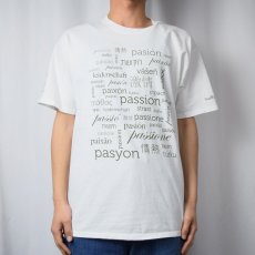 画像2: "Passion" 多言語 メッセージプリントTシャツ L (2)