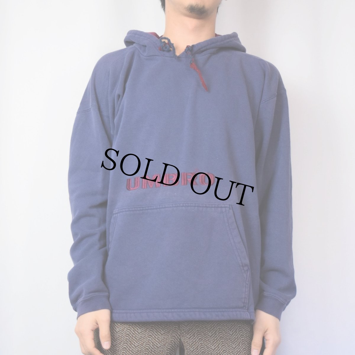 画像2: 90's UMBRO USA製 ロゴ刺繍 スウェットフーディー NAVY M (2)