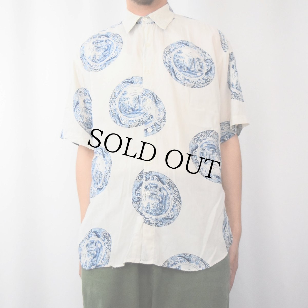 画像2: 90's PERRY ELLIS USA製 青花柄 レーヨンシャツ M (2)