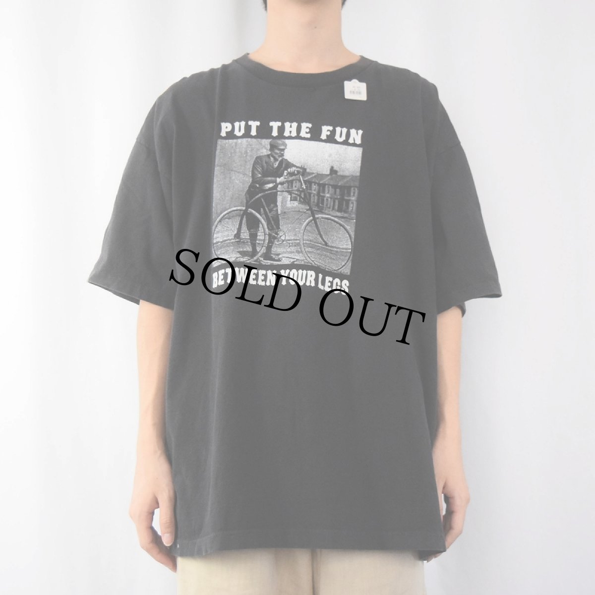 画像2: 90〜2000's USA製 "PUT THE FUN BETWEEN YOUR LEGS" プリントTシャツ BLACK XL (2)