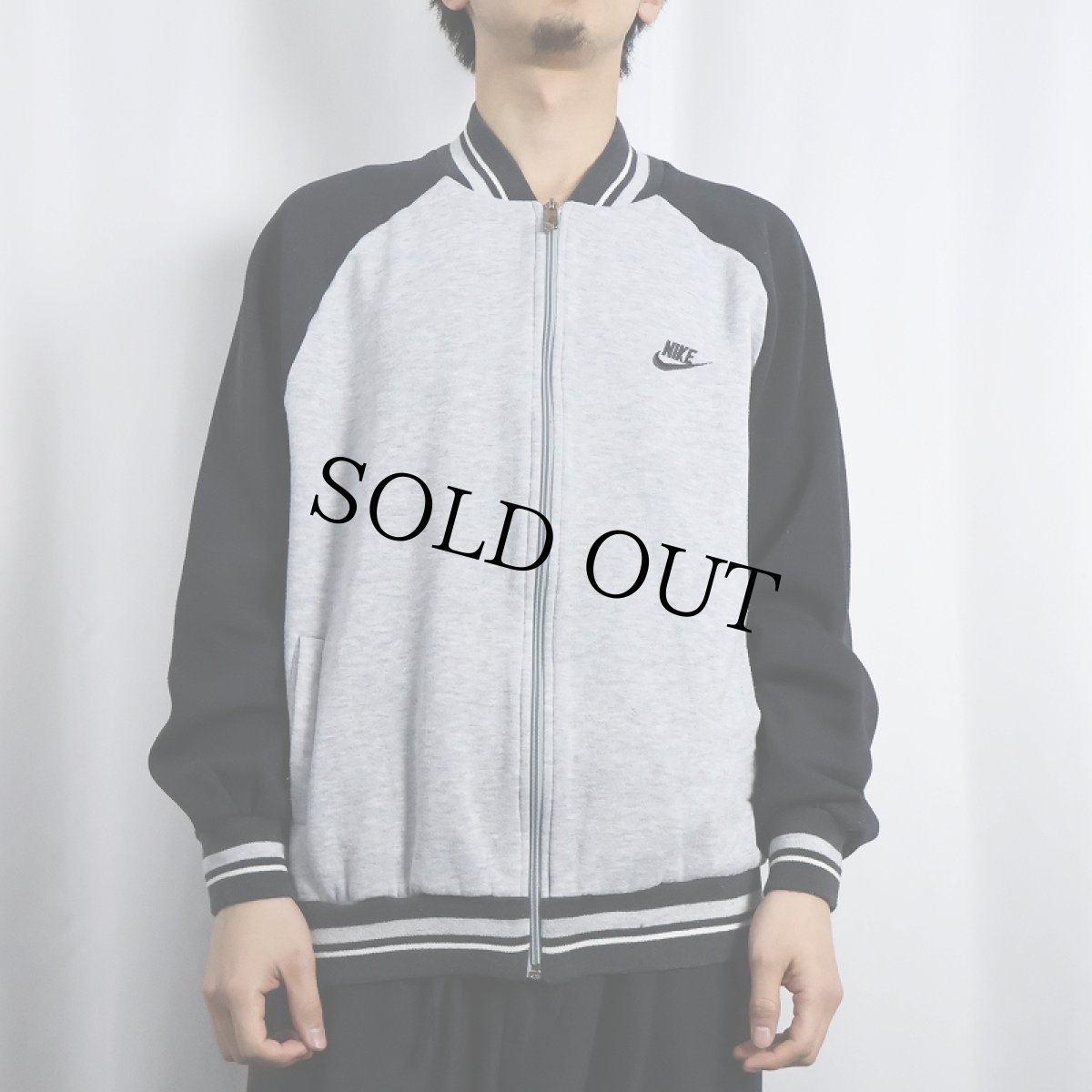 画像2: 90's NIKE 銀タグ USA製 ロゴ刺繍 スウェットジップジャケット L (2)