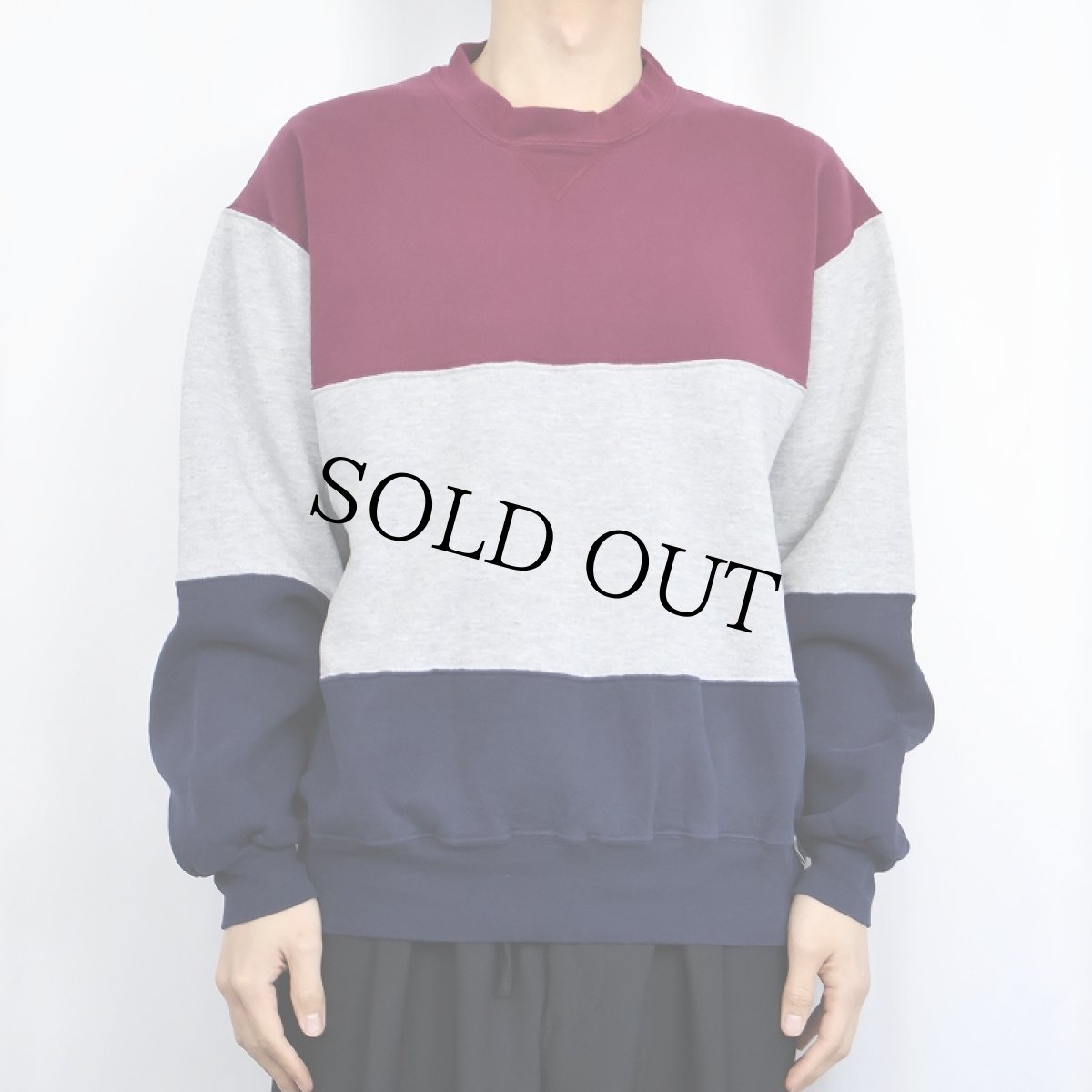 画像2: 【SALE】 90's RUSSELL ATHLETIC USA製 前V 切り替えデザインスウェット L (2)