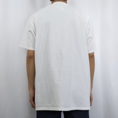 画像3: 90's USA製 "OH, VERY WELL... ZIS IS ZEE PLACE." シュールイラストプリントTシャツ XL (3)
