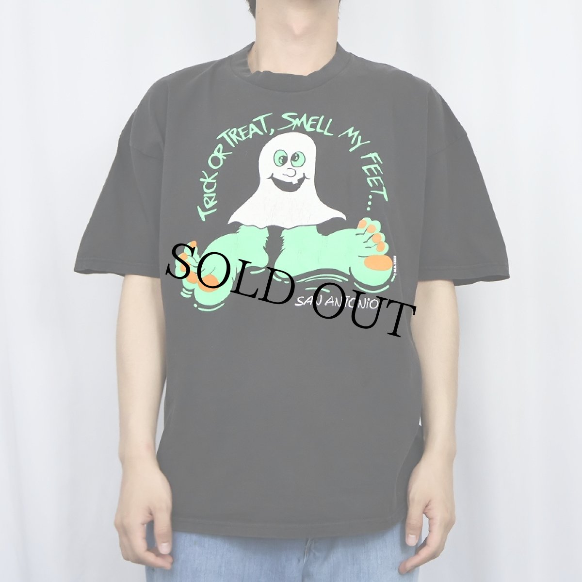 画像2: 90〜2000's USA製 "TRICK OR TREAT SMELL MY FEET..." ファニーイラストプリントTシャツ BLACK XL (2)