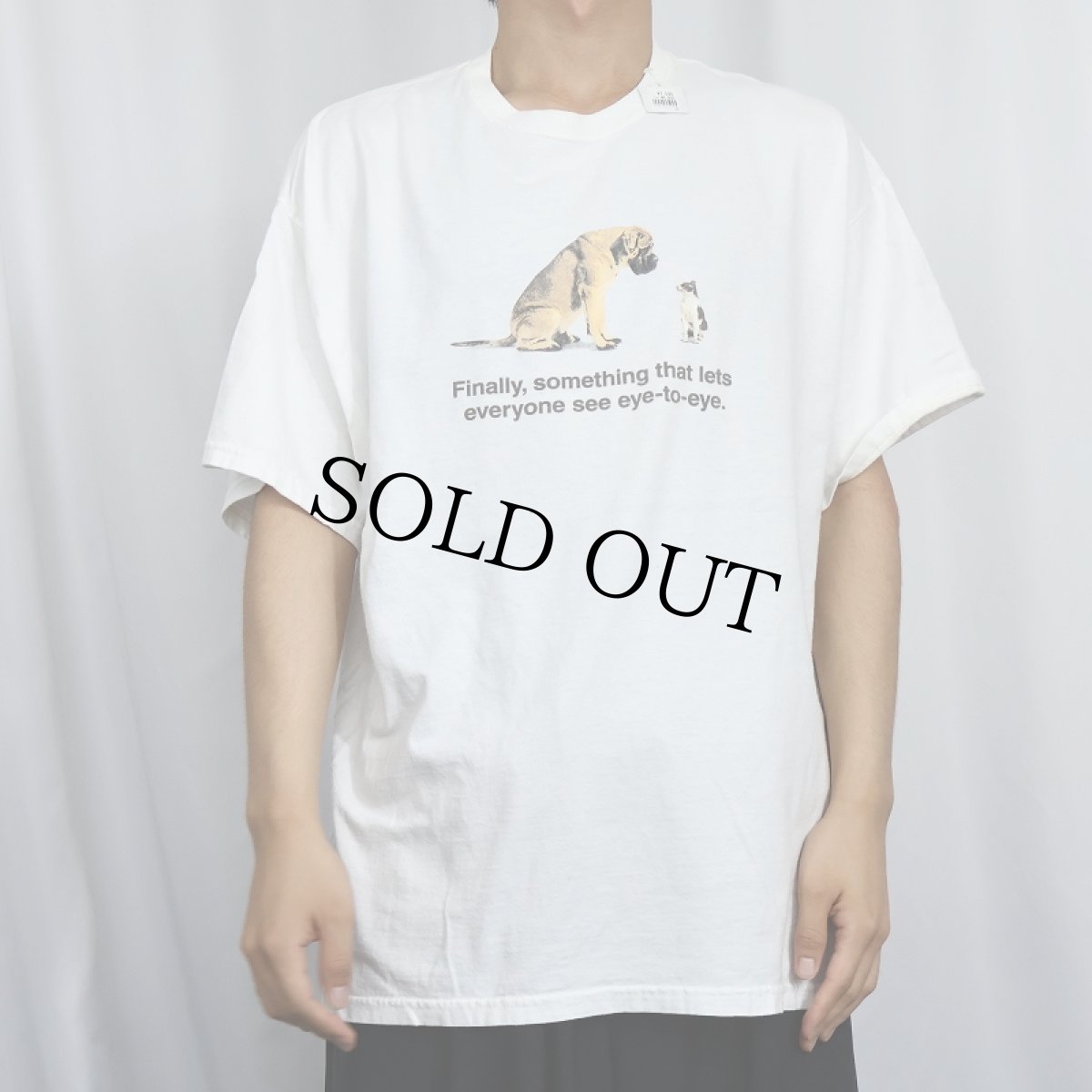 画像2: "Finally, something that lets everyone see eye-to-eye." 犬×猫 プリントTシャツ XL (2)