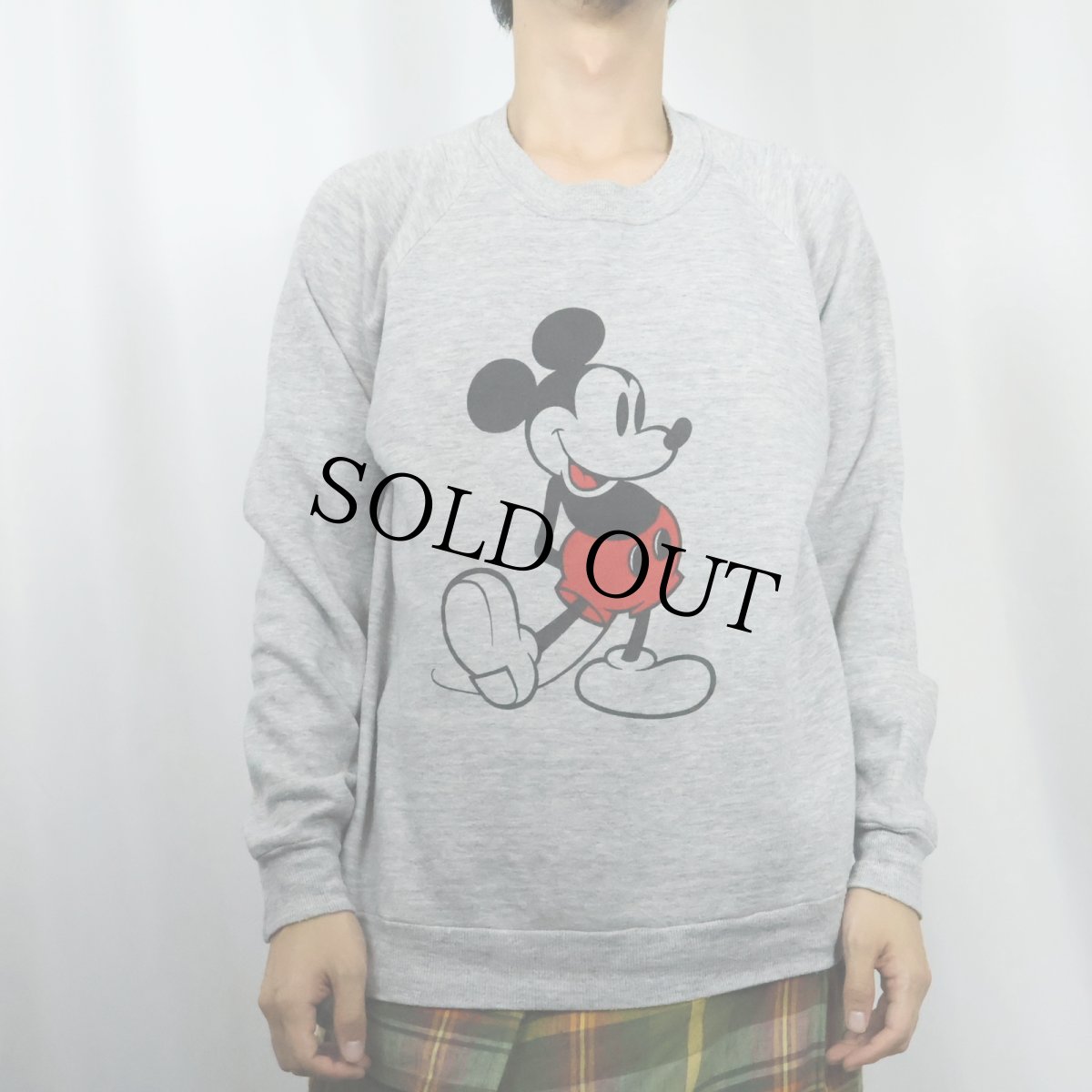 画像2: 90's Disney MICKEY MOUSE USA製 白靴ミッキー キャラクタープリントラグランスウェット LARGE (2)