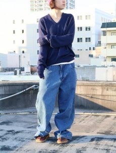 画像4: 90's Champion USA製 "HILL SCHOOL" 刺繍入り Vネック アクリルニットセーター NAVY XL (4)