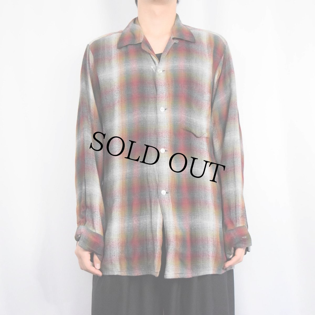 画像2: 50〜60's ARROW CHEVELLA USA製 オンブレーチェック柄 レーヨンオープンカラーシャツ  L (2)