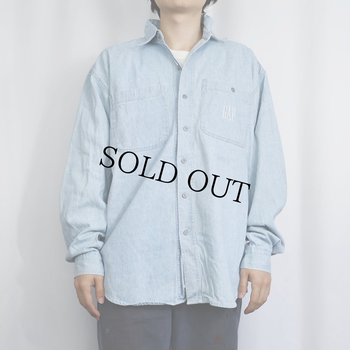 画像2: 90's GAP USA製 ロゴ刺繍 デニムシャツ S (2)