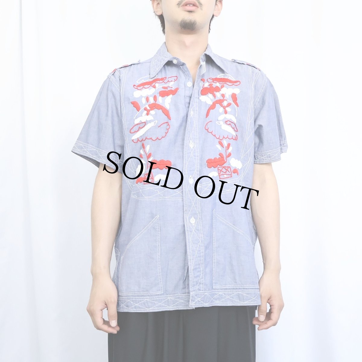 画像2: 70's〜 ハンド刺繍 シャンブレーシャツ (2)