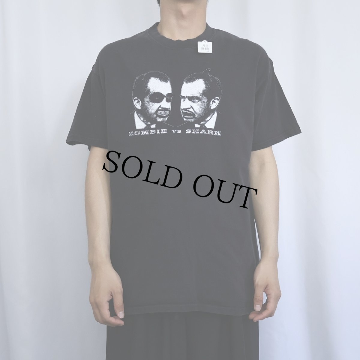 画像2: Richard Nixon "ZOMBIE vs SHARK" パロディプリントTシャツ BLACK L (2)