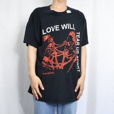 画像2: PLEASURES × JOY DIVISION "LOVE WILL TEAR US APART" ポストパンクバンドTシャツ BLACK (2)