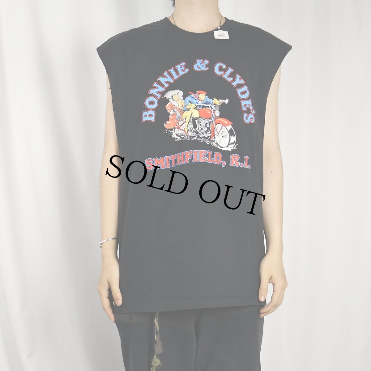 画像3: 2000's "BONNIE & CLYDE'S SMITHFIELD,R.I." イラストプリント カットオフTシャツ BLACK L (3)