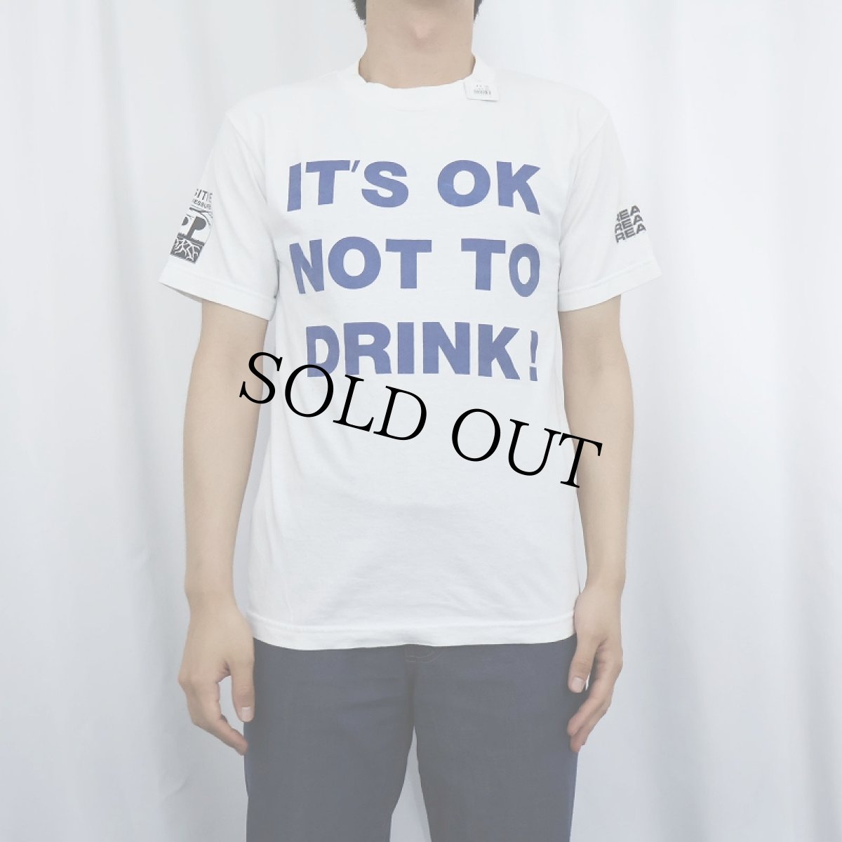 画像2: 90's POSITIVE PEER PRESSURE "IT'S OK NOT TO DRINK" ストレートエッジプリントTシャツ (2)