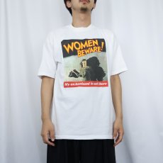 画像2: 90's LAKE STREET SHIRTS USA製 "WOMEN BEWARE!" プリントTシャツ L (2)