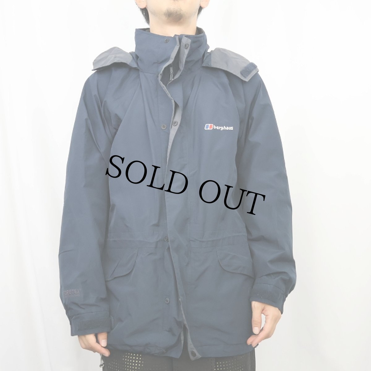 画像2: 2000's berghaus "GORE-TEX" ロゴ刺繍 ナイロンマウンテンパーカー NAVY S (2)