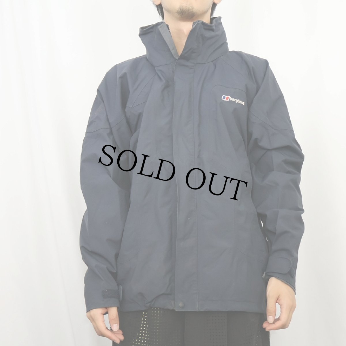 画像2: 2000's berghaus "AQUAFOIL"ロゴ刺繍 ナイロンマウンテンパーカー NAVY M (2)