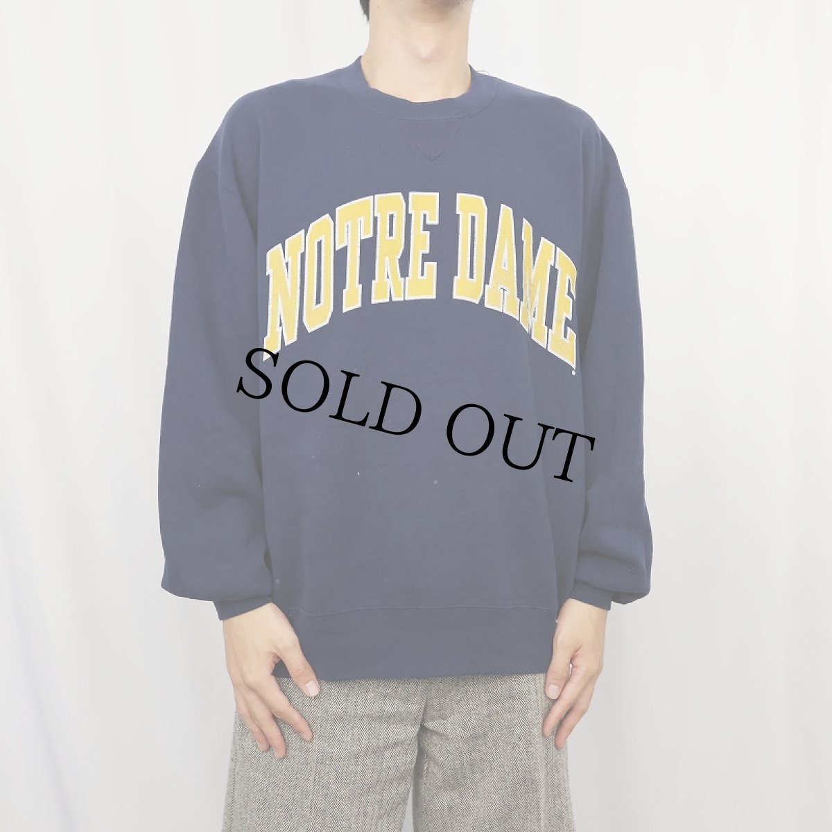 画像2: 90's RUSSELL ATHLETIC USA製 "NOTRE DAME" 前V プリントスウェット NAVY L (2)