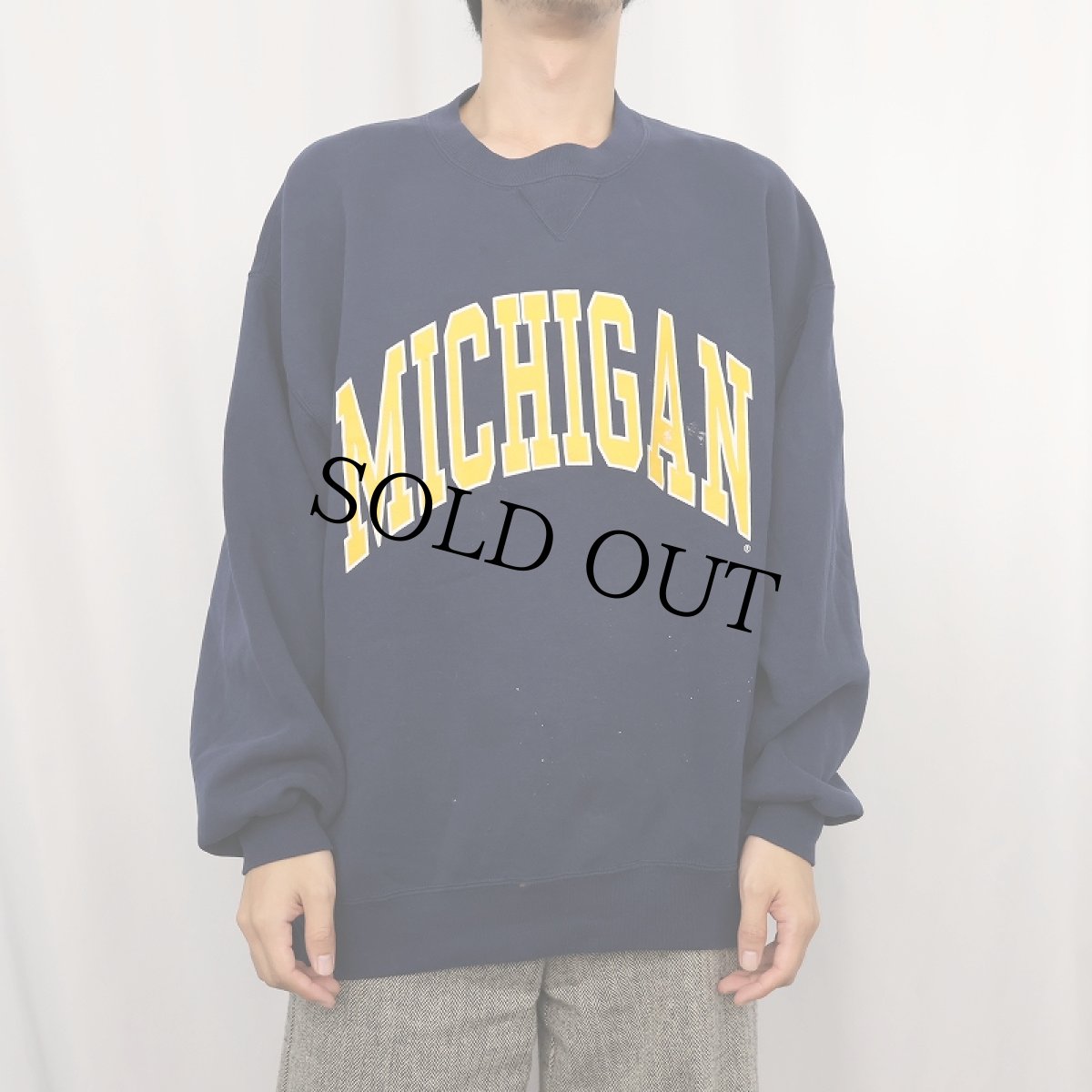 画像2: 90's RUSSELL ATHLETIC USA製 "MICHIGAN" 前V プリントスウェット NAVY XL (2)