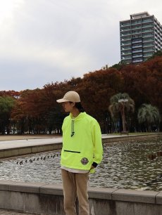 画像2: 90's Ocean Pacific ネオンカラー エルボーパッチ付き ナイロンプルオーバー (2)