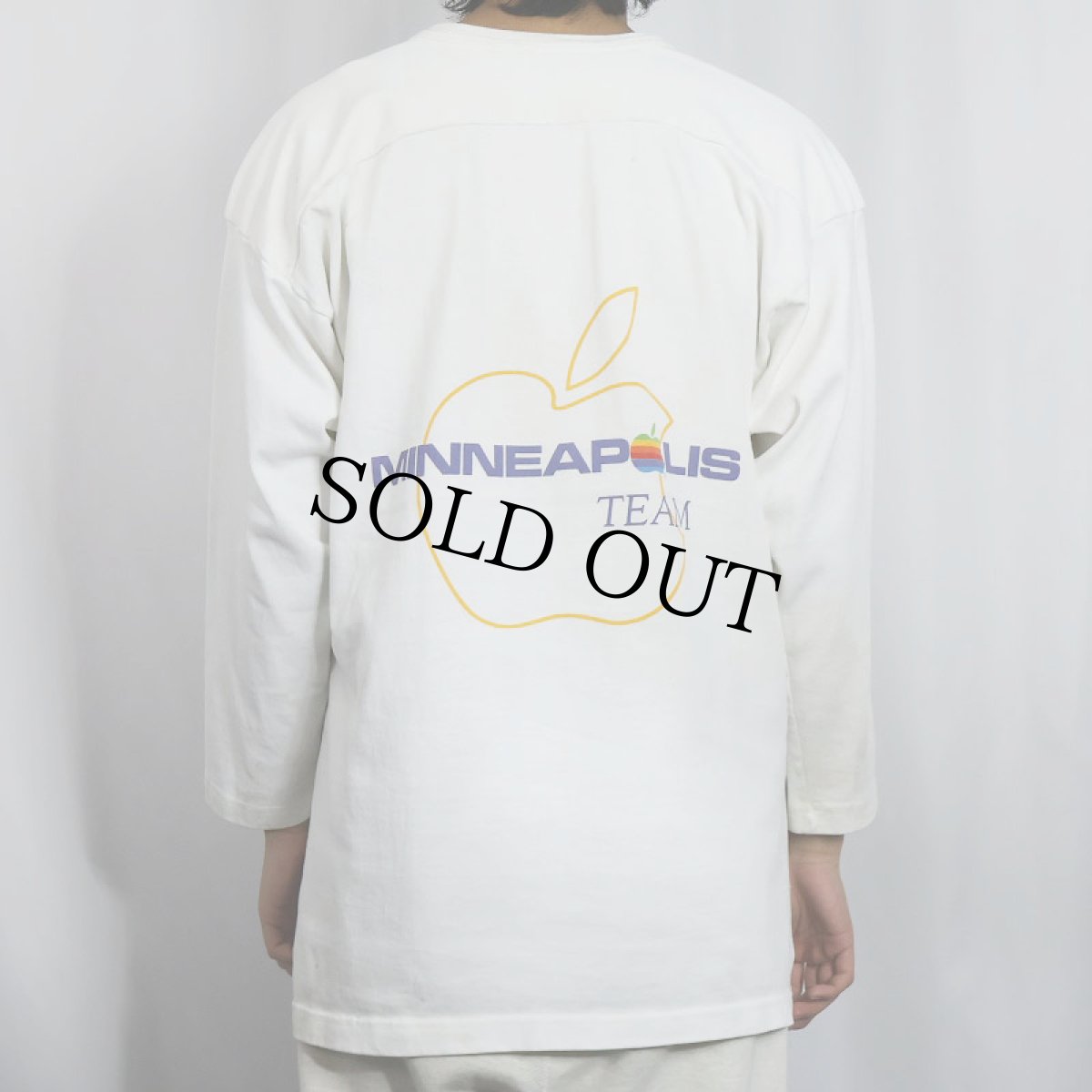 画像4: 80's Apple USA製 "MINNEAPOLIS" Vネック レインボーロゴプリント フットボールTシャツ L (4)