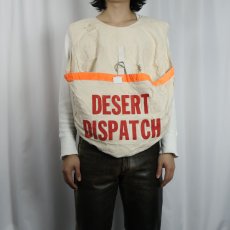 画像2: VINTAGE "DESERT DISPATCH" ニュースペーパーバッグベスト (2)
