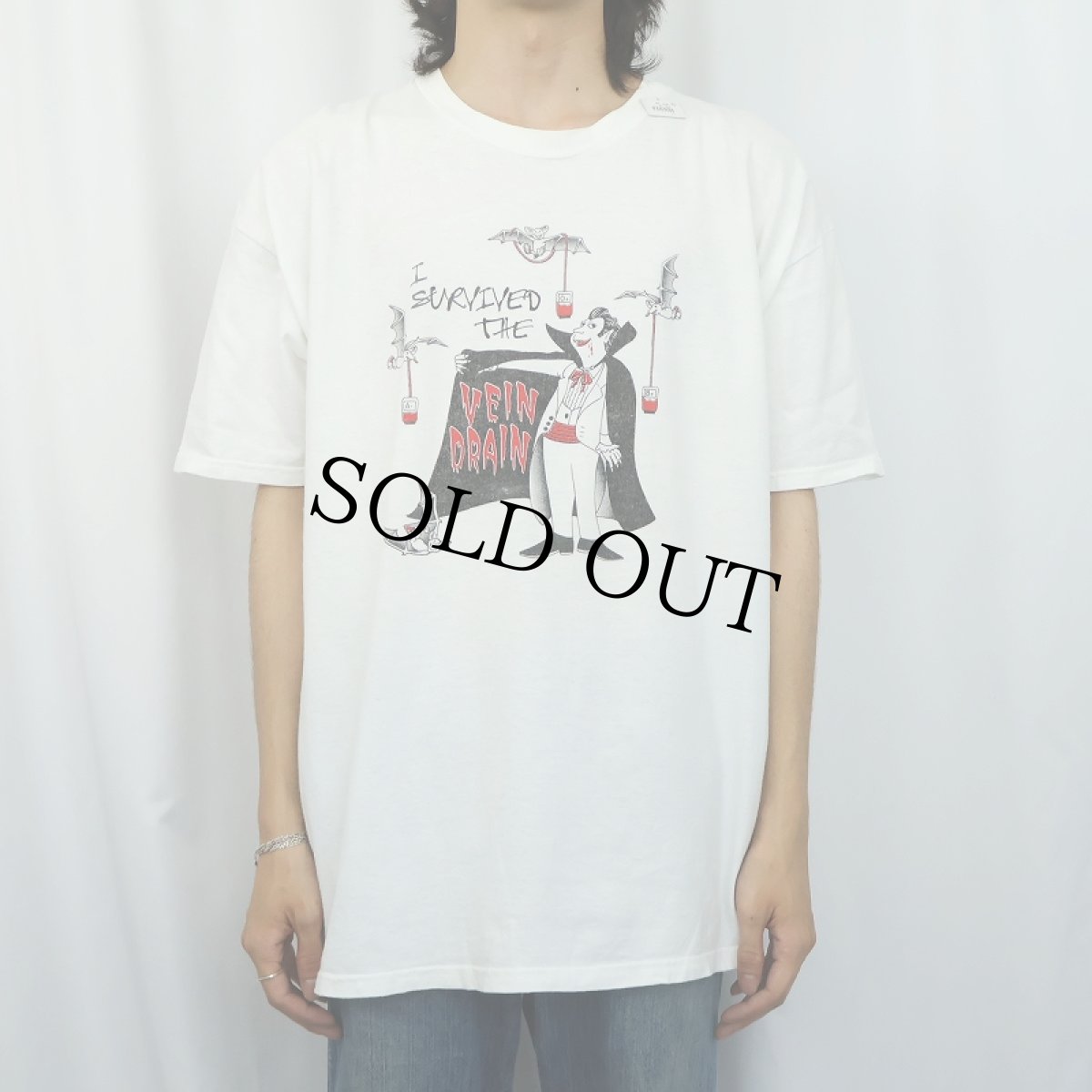 画像3: "I SURVIVED THE VEIN DRAIN" シュールイラストプリントTシャツ XL (3)