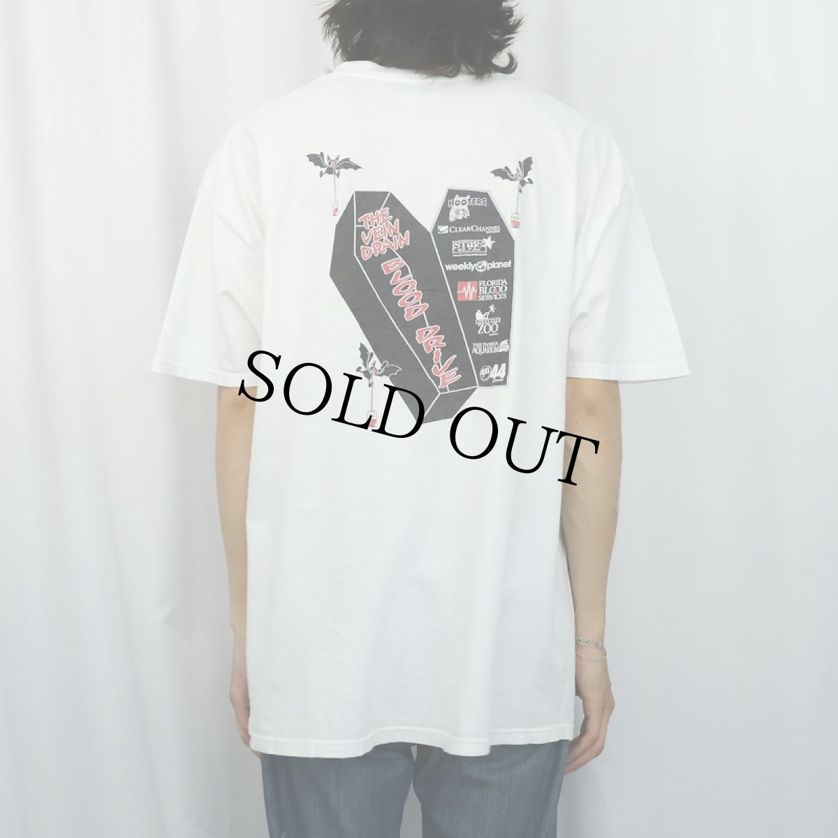 画像4: "I SURVIVED THE VEIN DRAIN" シュールイラストプリントTシャツ XL (4)