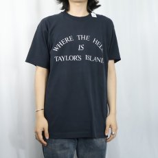 画像3: 90's "WHERE THE HELL IS TAYLO'S ISLAND" ジョークプリントTシャツ BLACK (3)