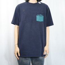 画像3: Patagonia "Wild Fish Wild Waters" プリントポケットTシャツ NAVY M (3)