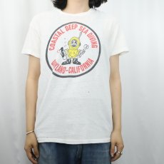 画像2: 70's USA製 "COASTAL DEEP SEA DIVING" 染み込みプリントTシャツ L (2)