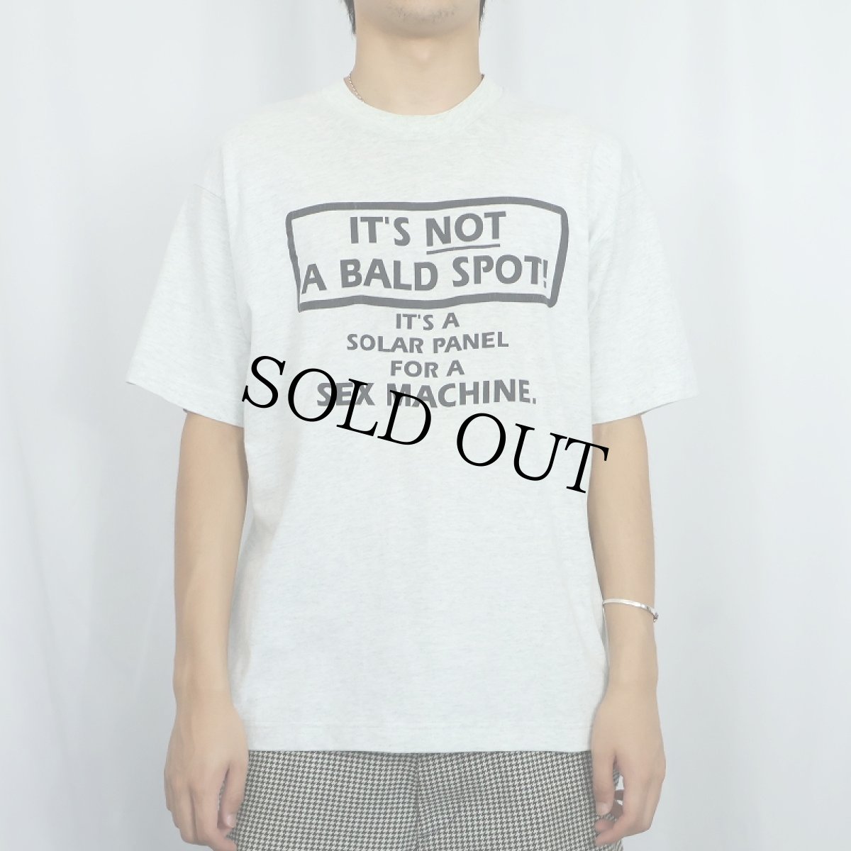 画像2: 90's USA製 "IT'S NOT A BALD SPOT! IT'S A SOLAR PANEL FOR A SEX MACHINE." ジョークプリントTシャツ L (2)