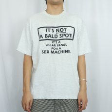 画像2: 90's USA製 "IT'S NOT A BALD SPOT! IT'S A SOLAR PANEL FOR A SEX MACHINE." ジョークプリントTシャツ L (2)